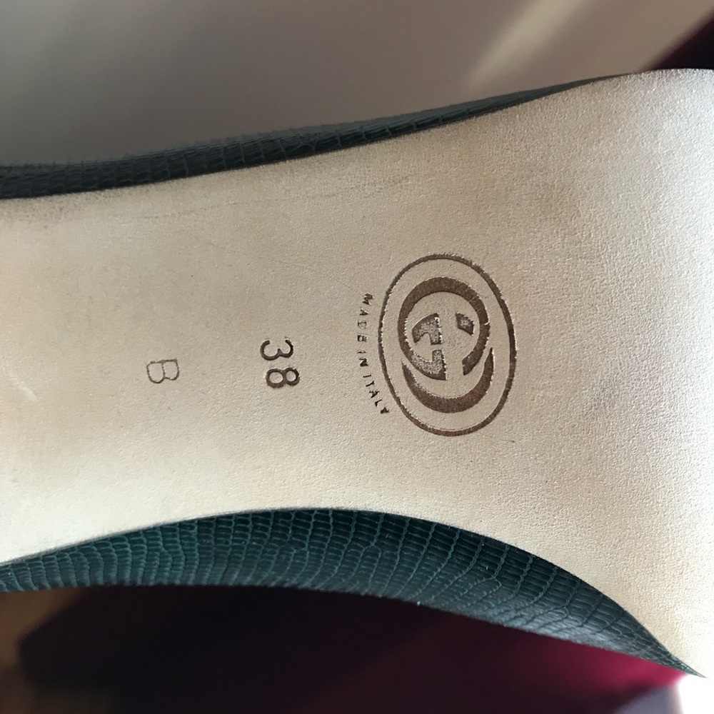 Vintage 1980s Gucci pumps. Size 38B. Dark green embossed leather. - Picture 12 of 13